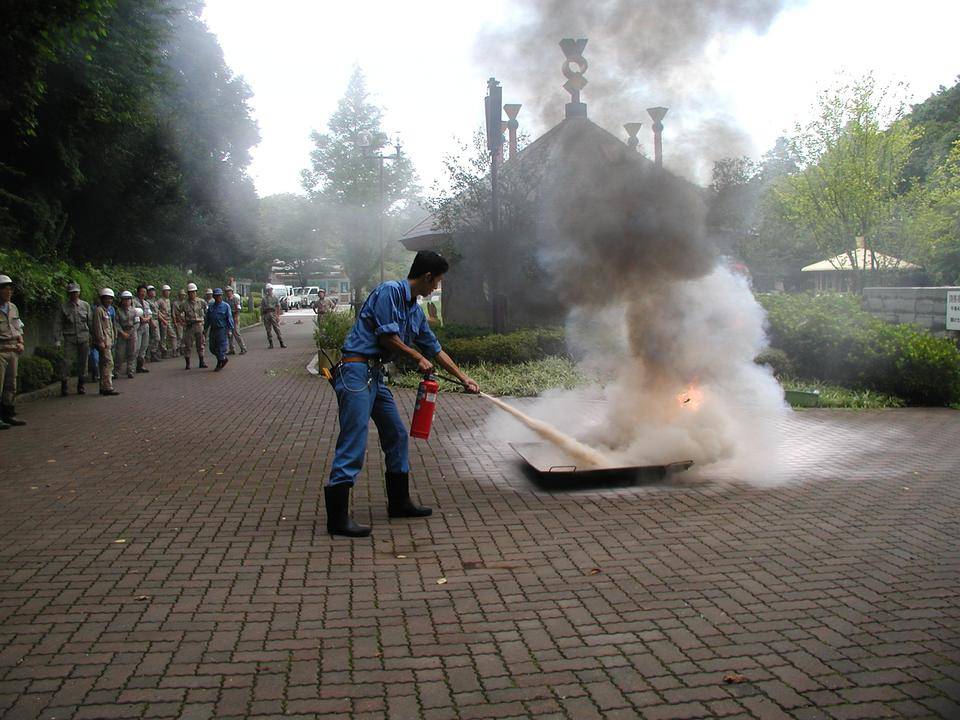 消火訓練を実施している飼育員たち.jpg