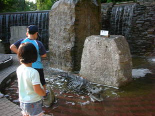 ママぁワニがいる！ホネだぁ！