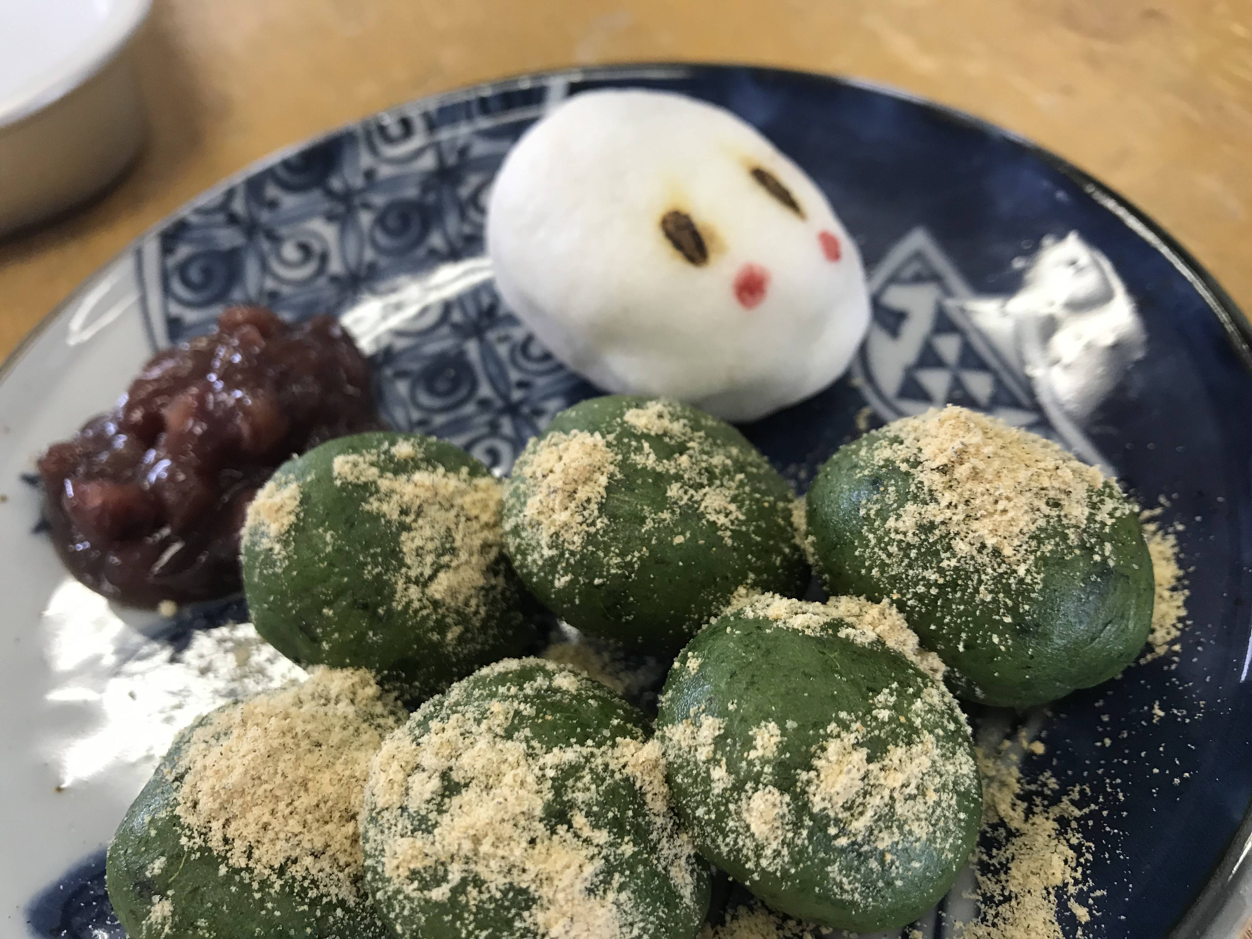ヨモギを摘んで草もち作りの写真