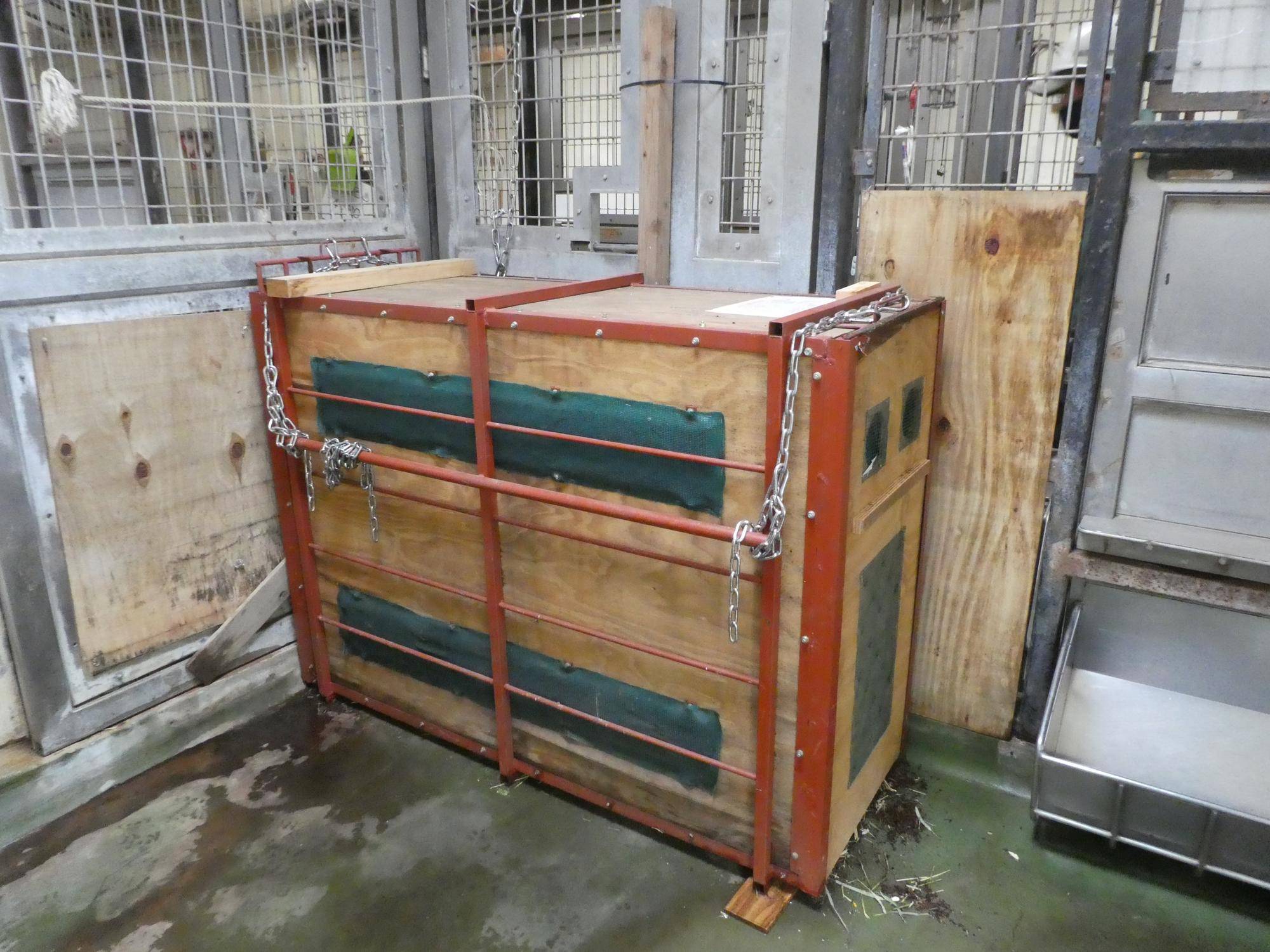 輸送箱を獣舎に設置した様子.jpg