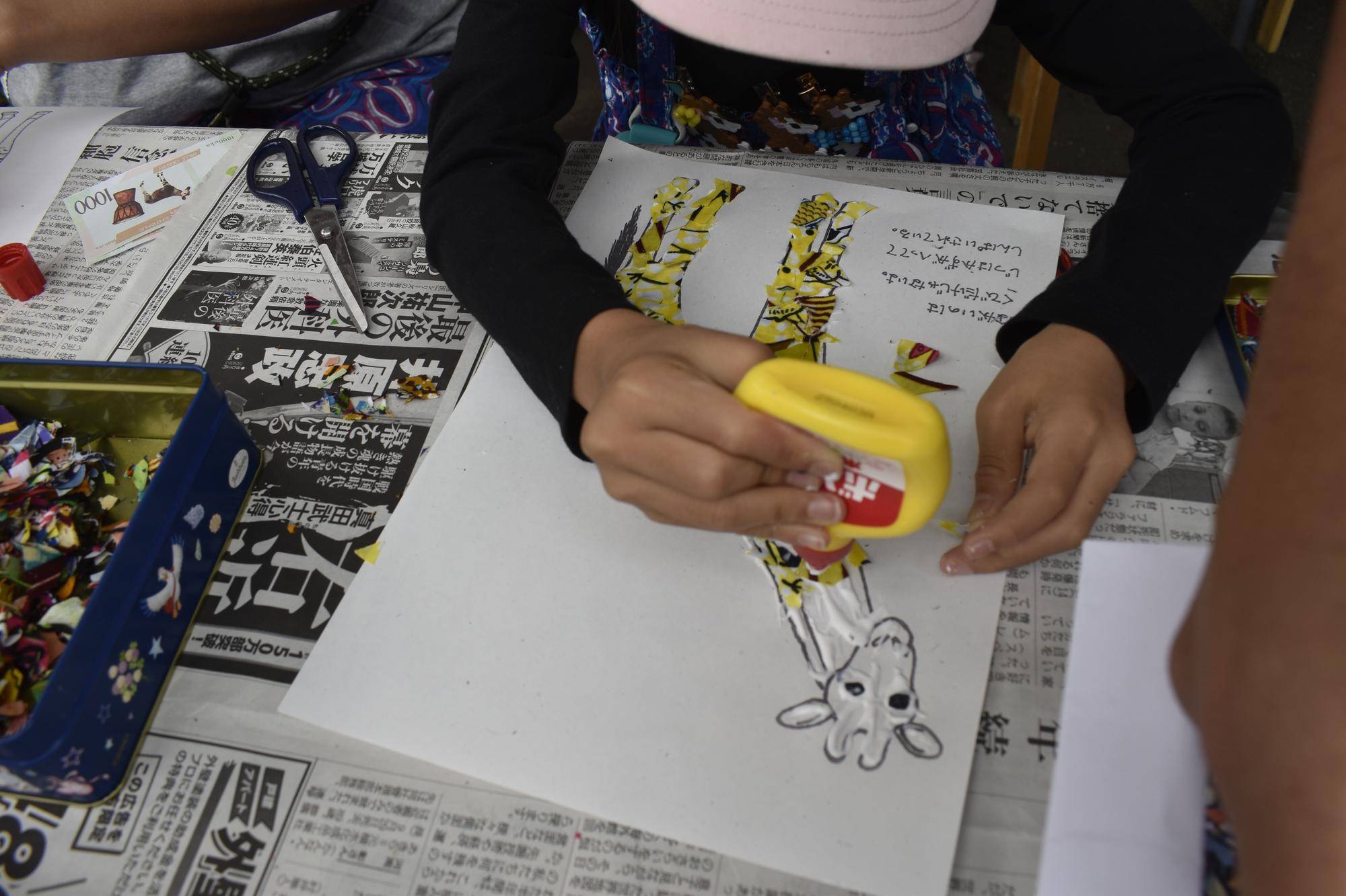 ⑤ワークショップ アフリカ布の張り絵.jpg