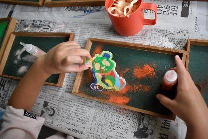 ③砂絵 手元.jpg