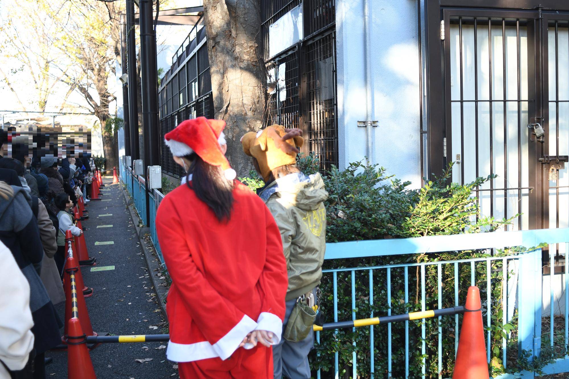9園路のサンタと観客.jpg