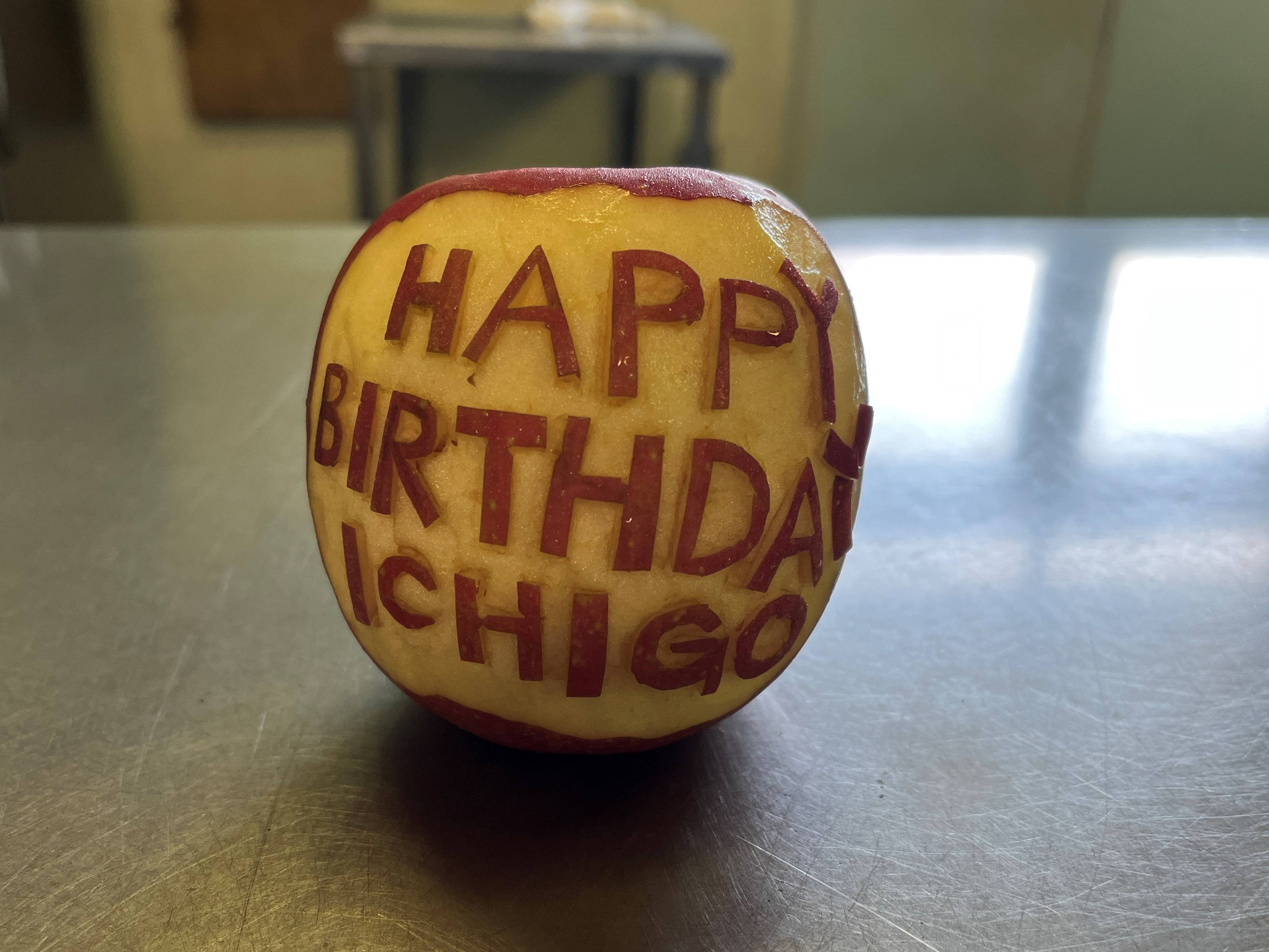 HAPPY BIRTHDAYと掘られたリンゴ.jpg
