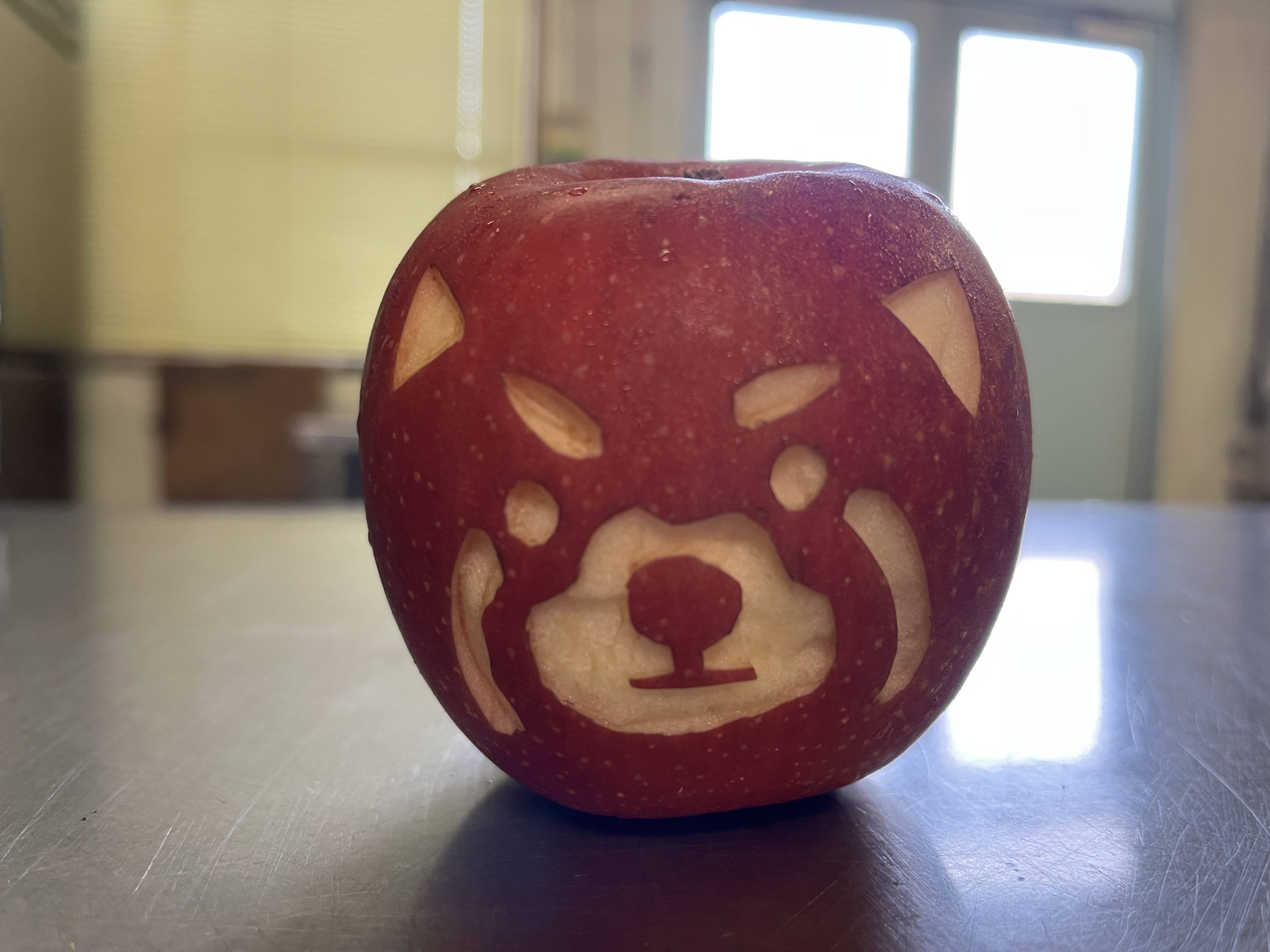 レッサーパンダの顔を掘ったリンゴ.jpg