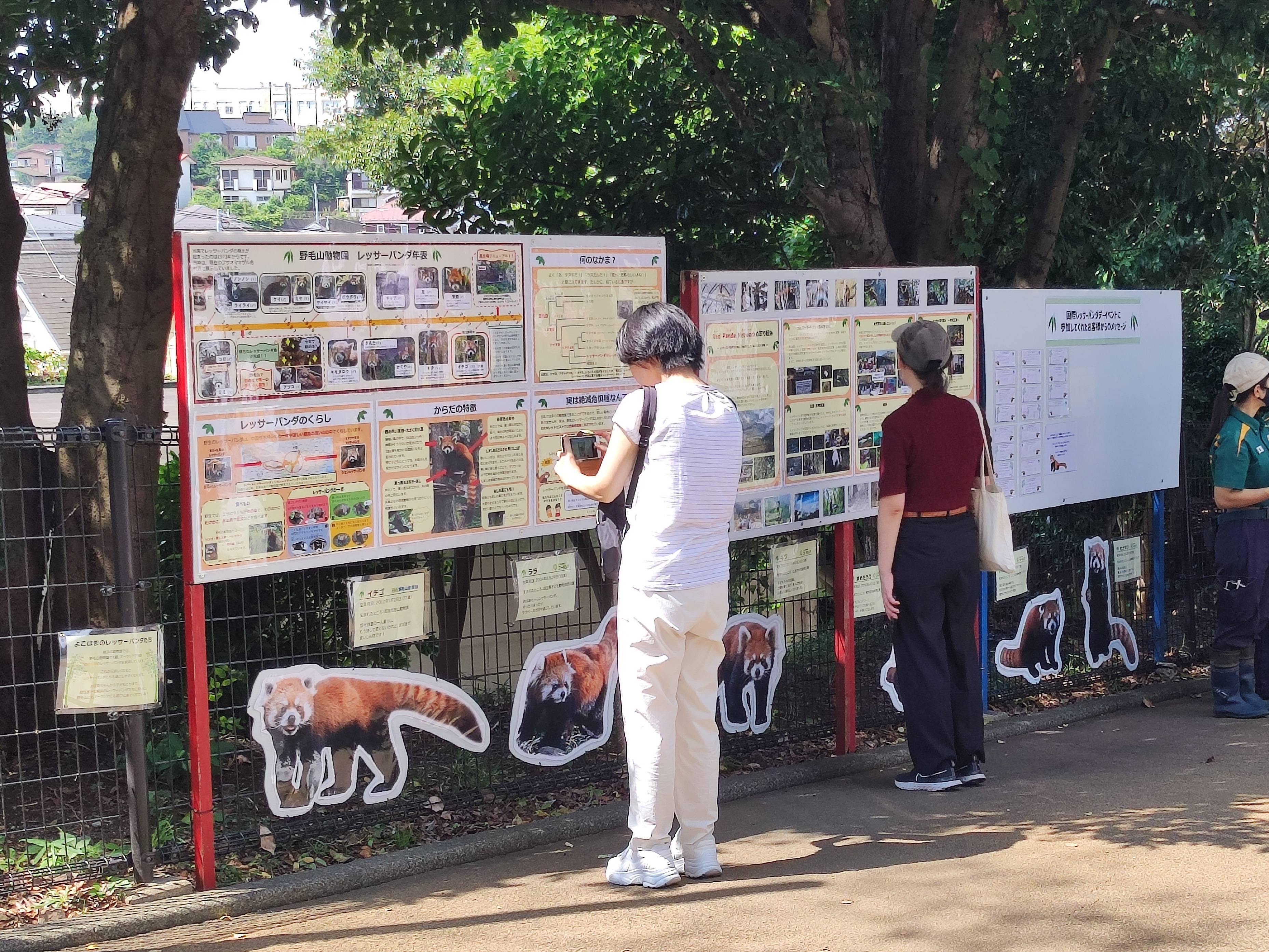 ②パネル展を見るお客様 .jpg