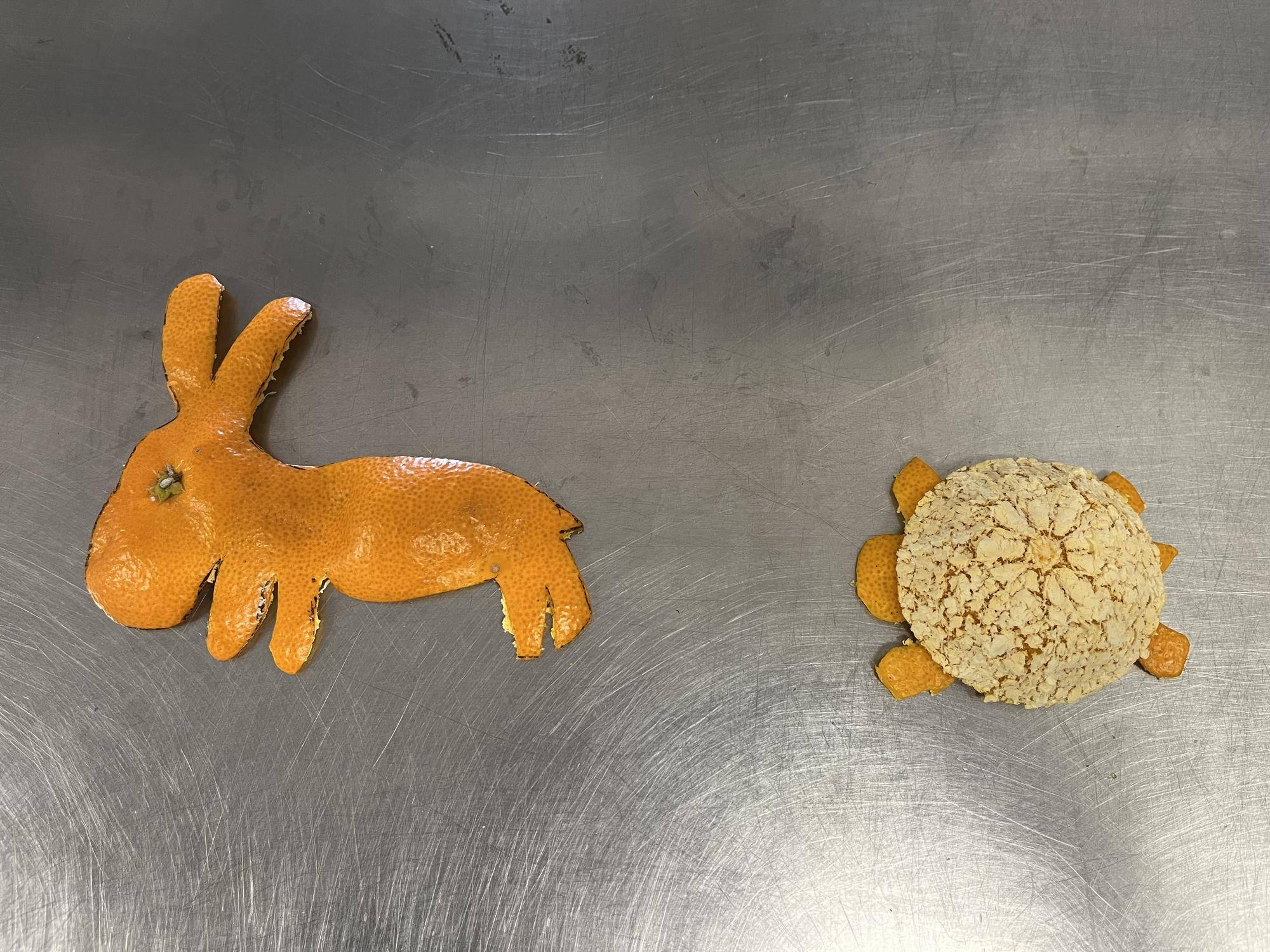 みかんの皮で作ったウサギとカメ.jpg