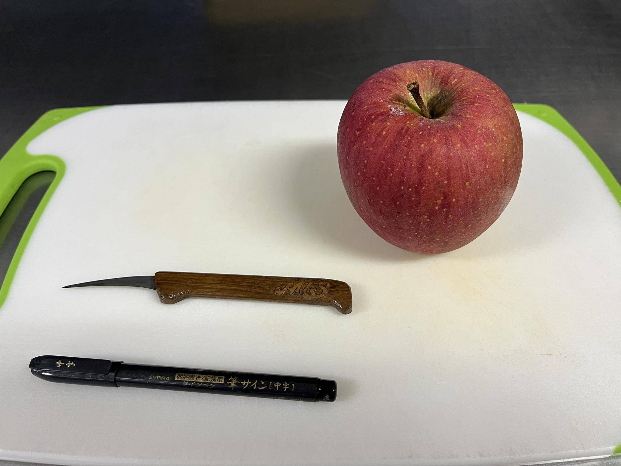 リンゴ、水性ペン、カービングナイフ.jpg