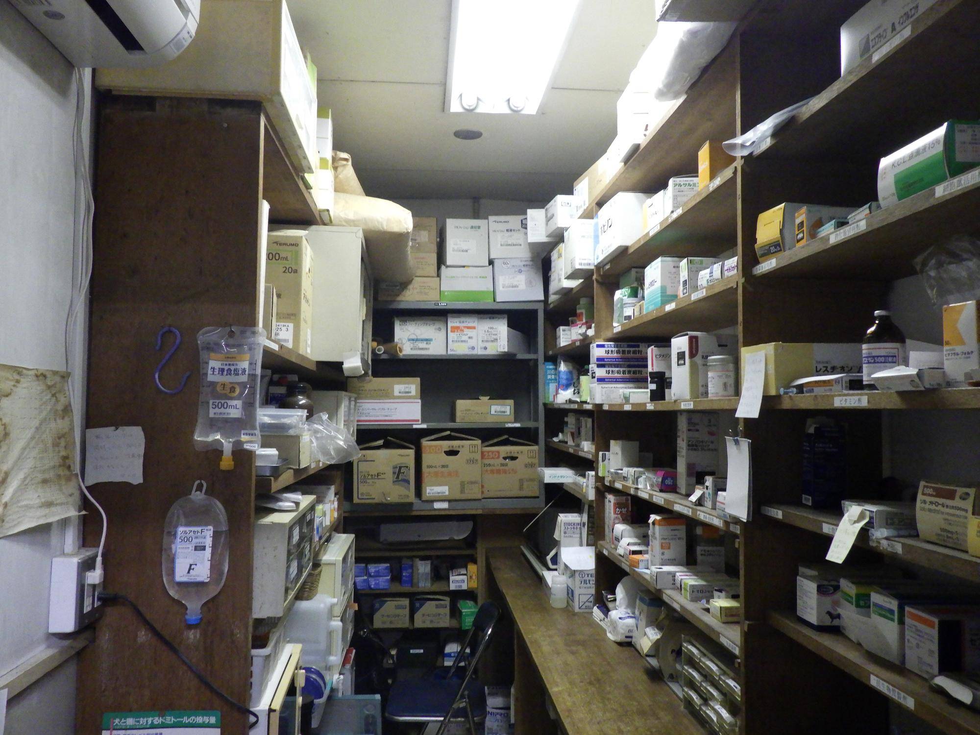 薬品庫の中.jpg