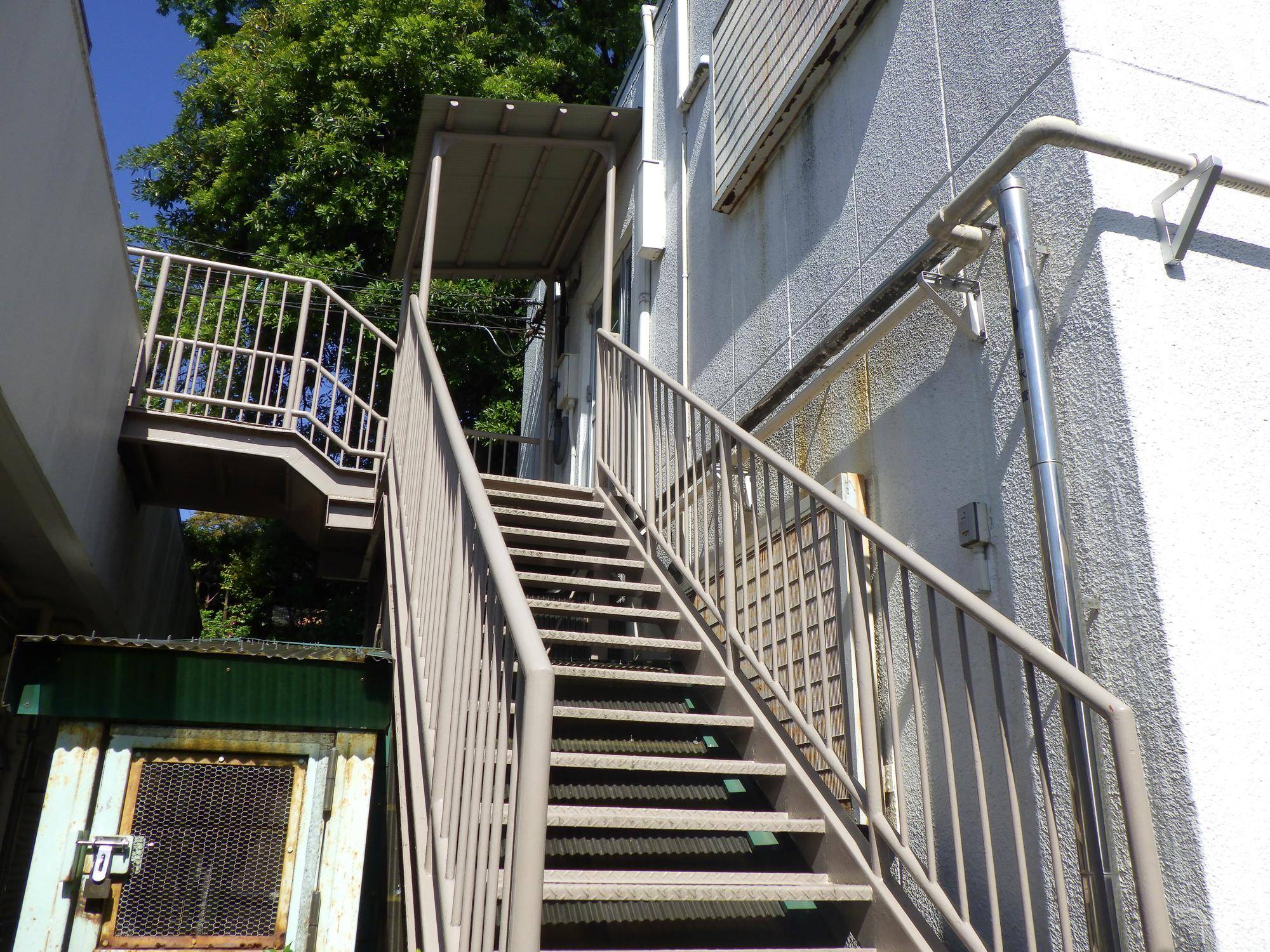 外の階段を見上げたところ.jpg