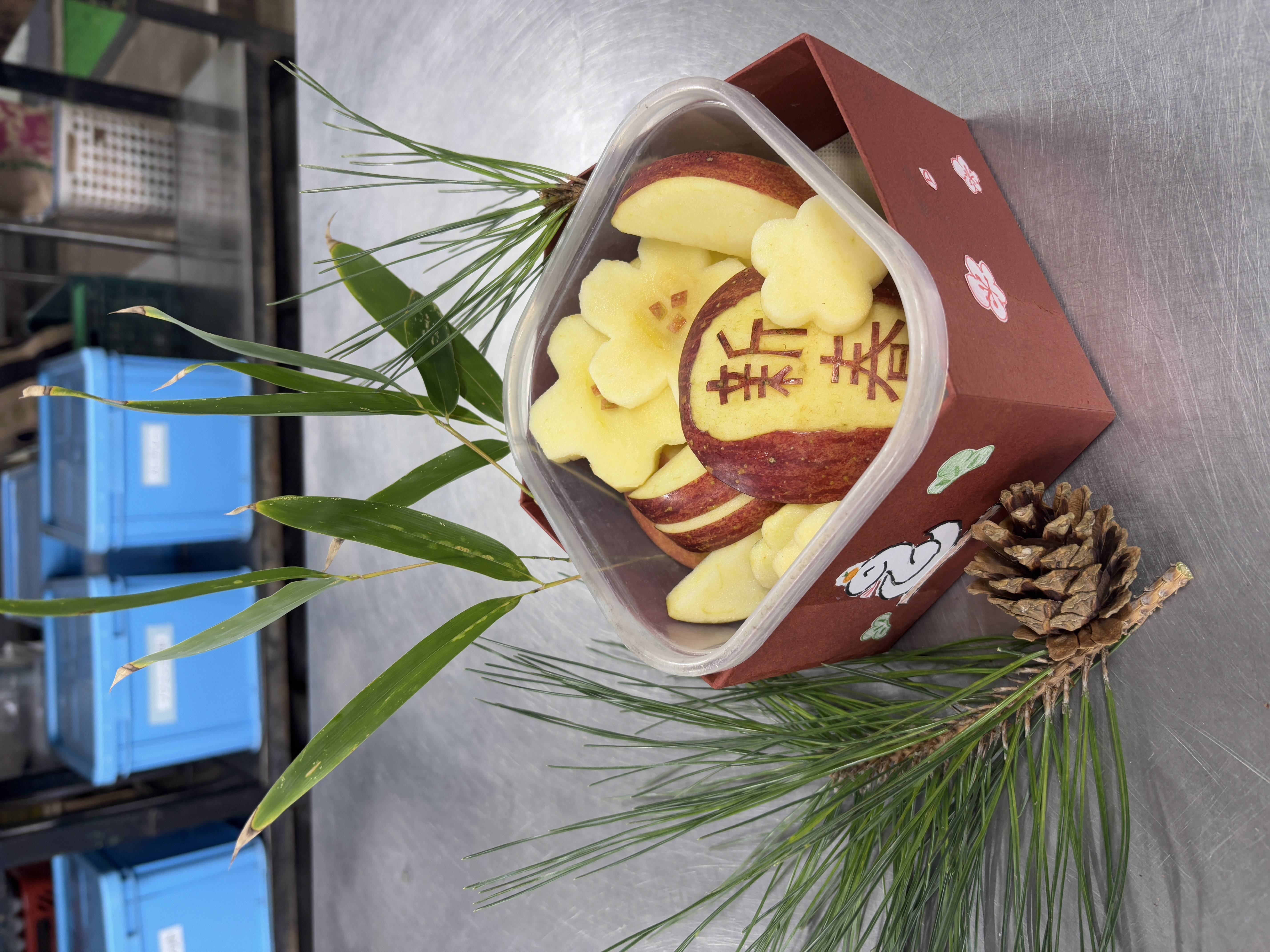 ⑧松竹梅に飾ったお正月リンゴ箱.jpg