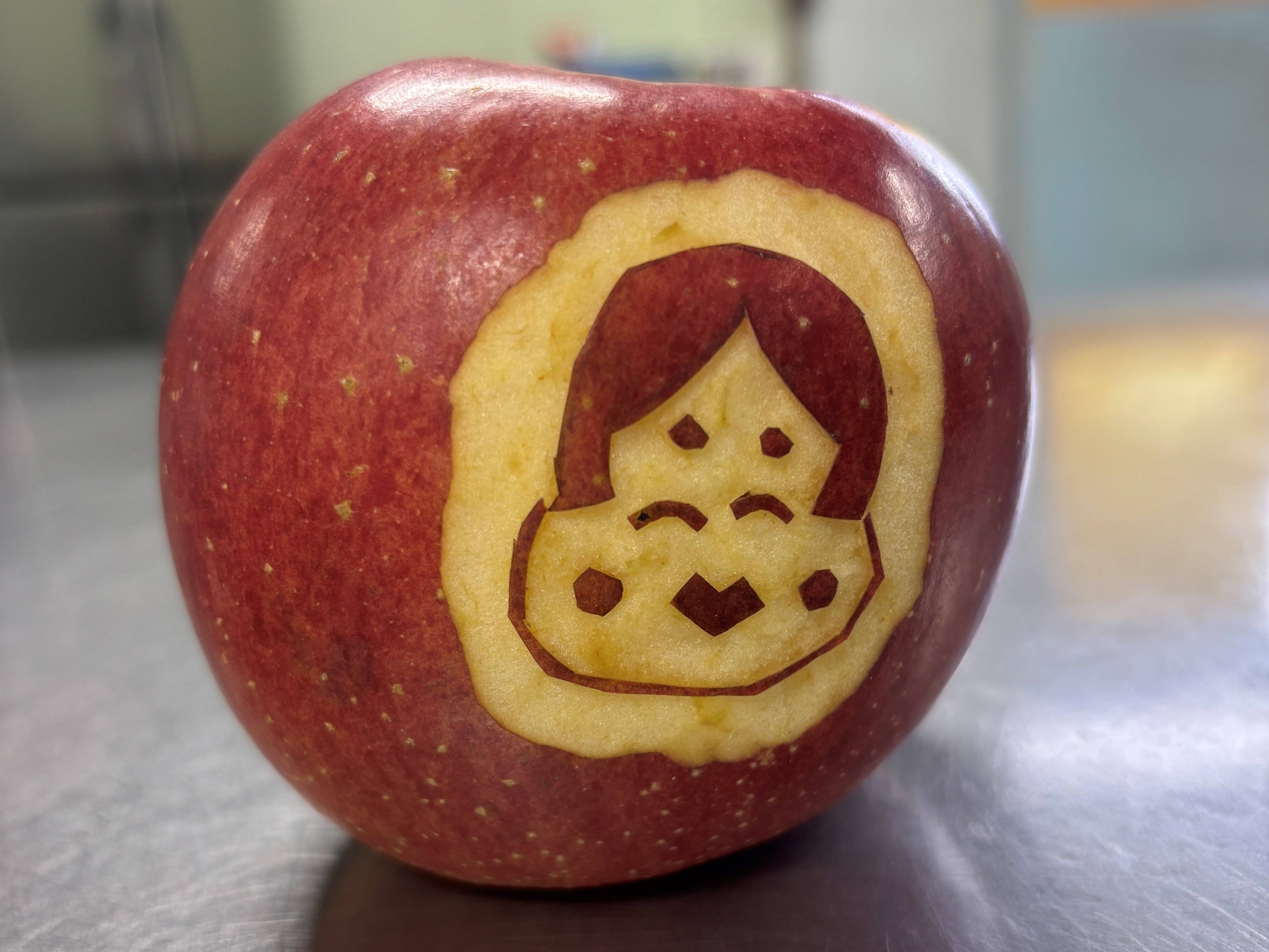 ②おかめの絵が彫られたリンゴ.jpg