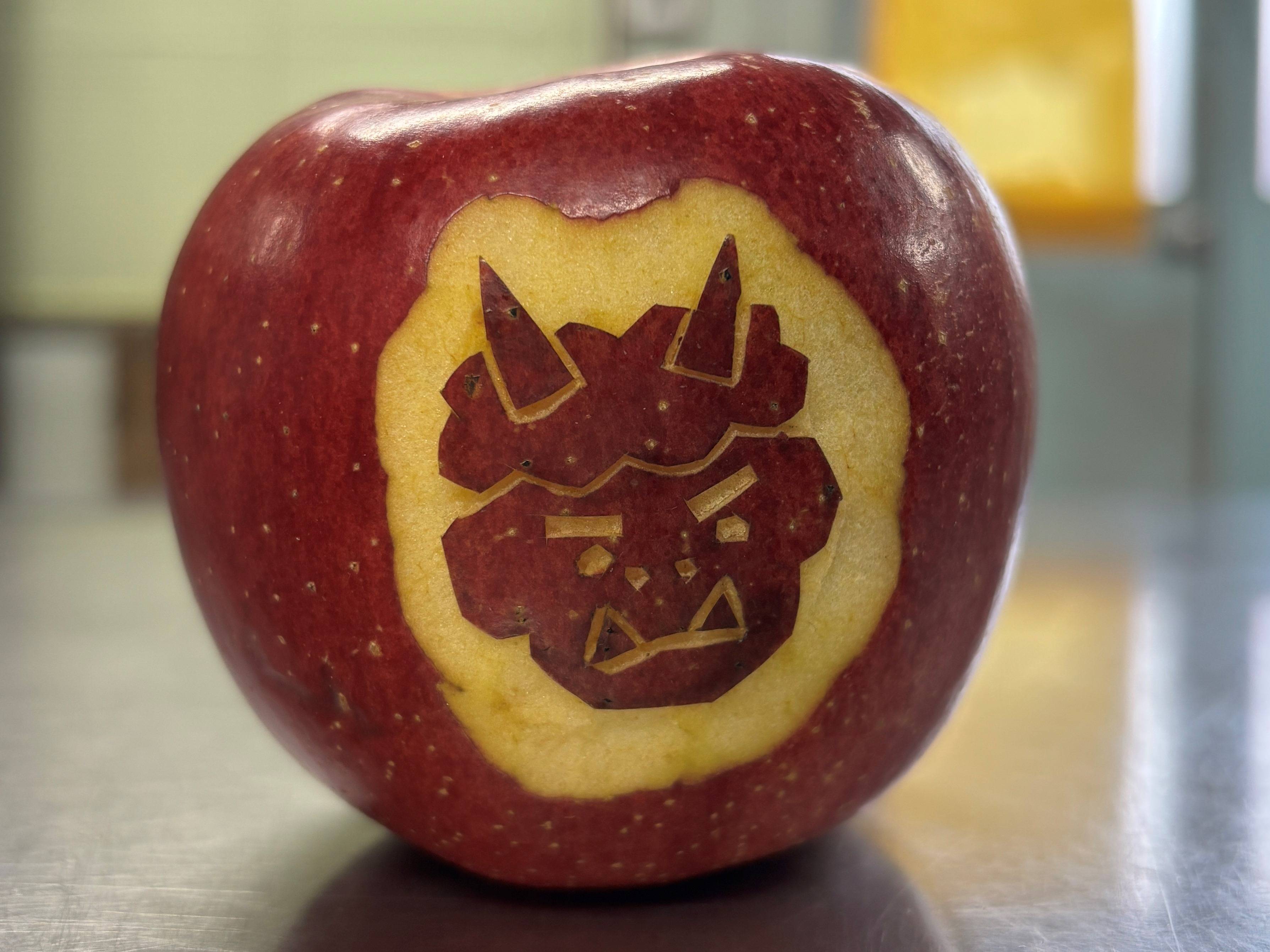 ①鬼の絵が彫られたリンゴ.jpg