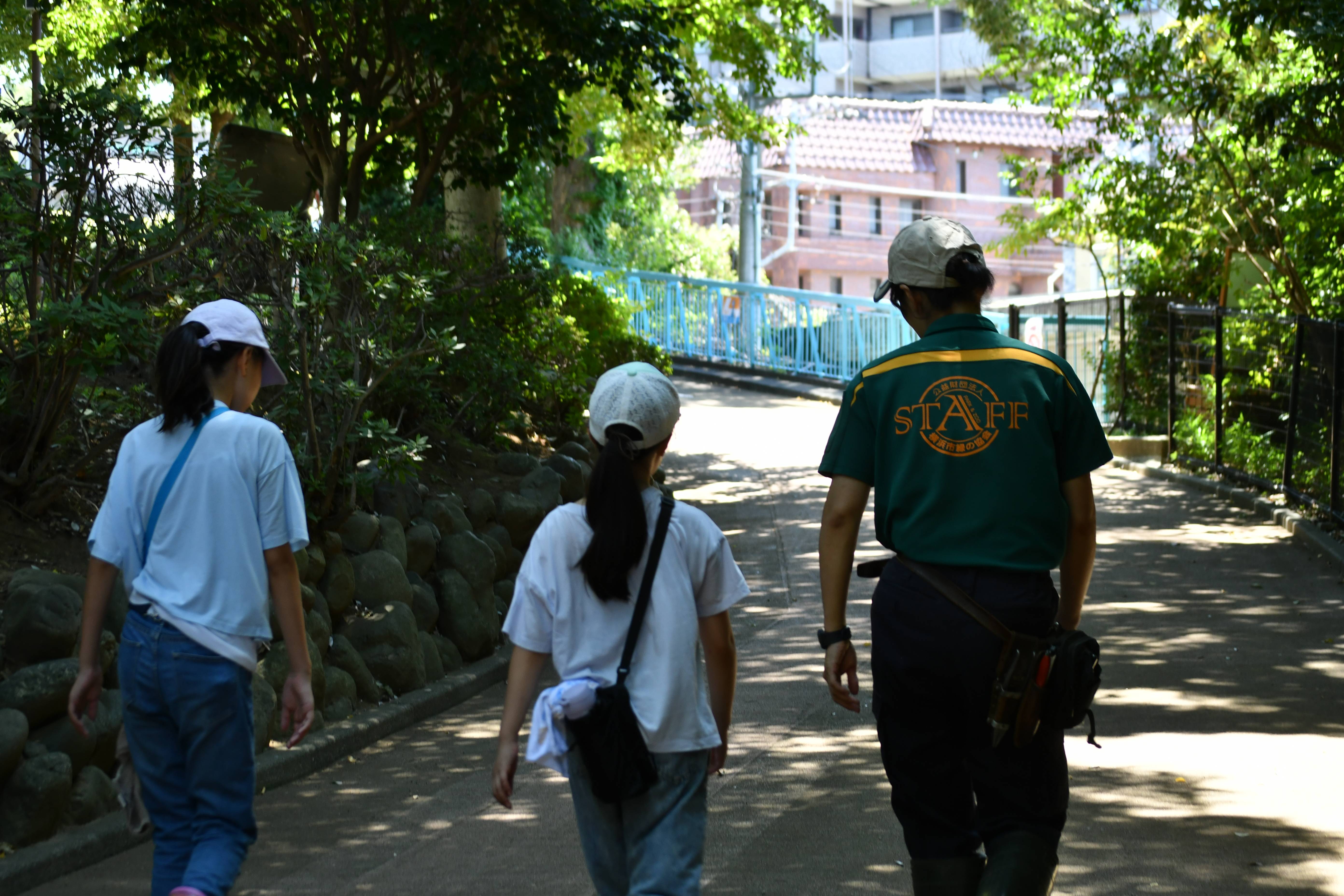 飼育員と歩く子供.jpg