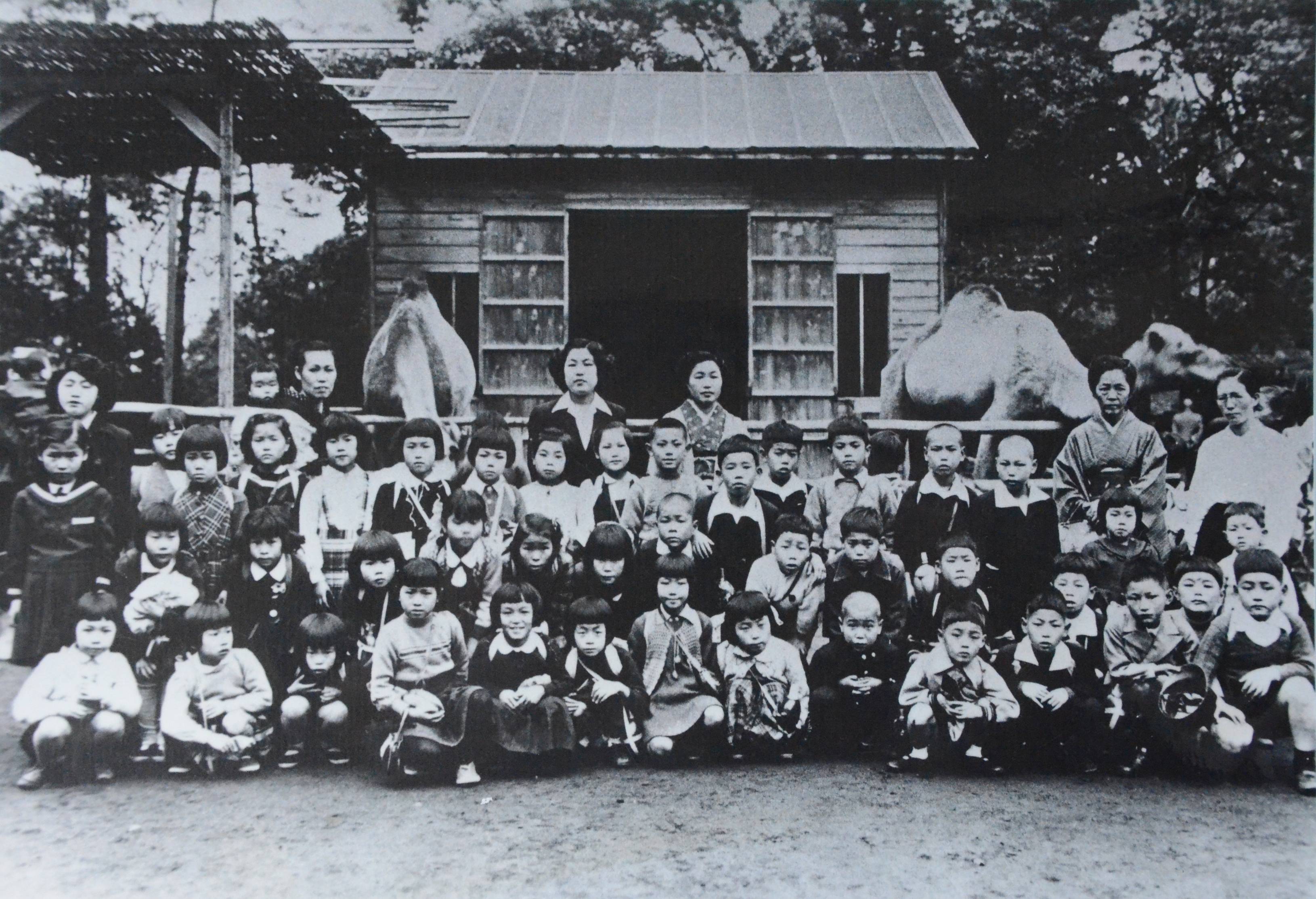 019遠足の記念写真旧ラクダ展示場前.jpg