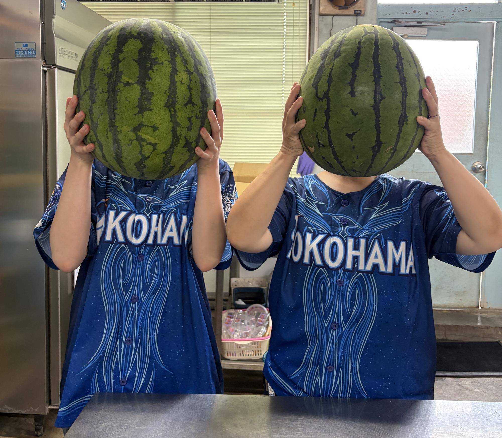 職員の顔とスイカで大きさ比べ.jpg