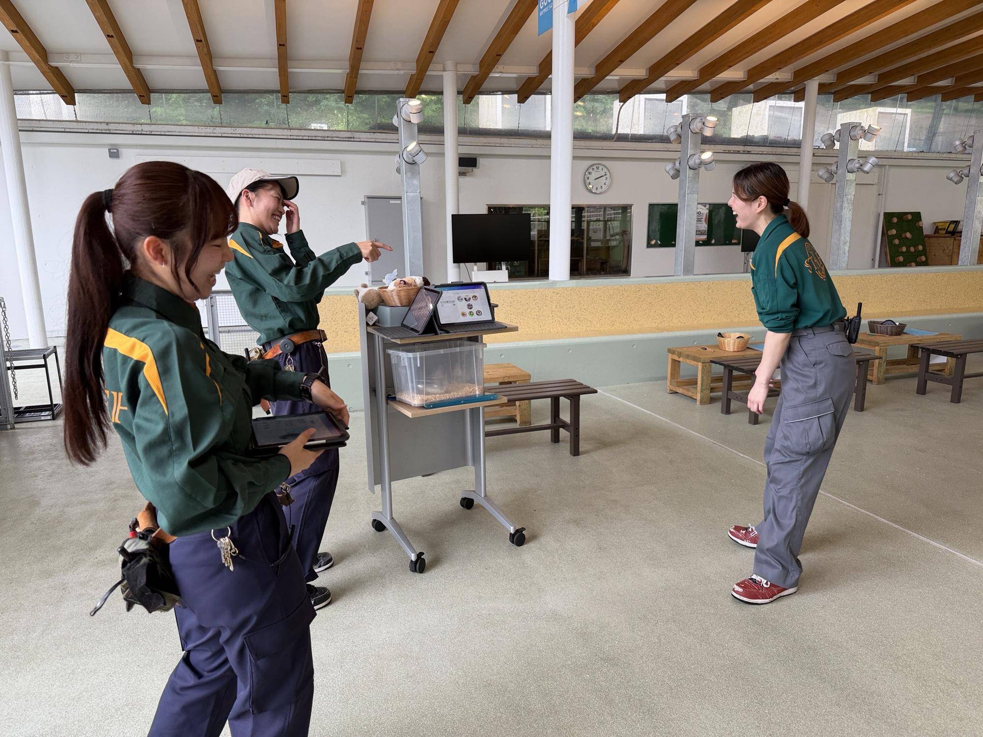 職員で意見を出し合っている様子.jpg