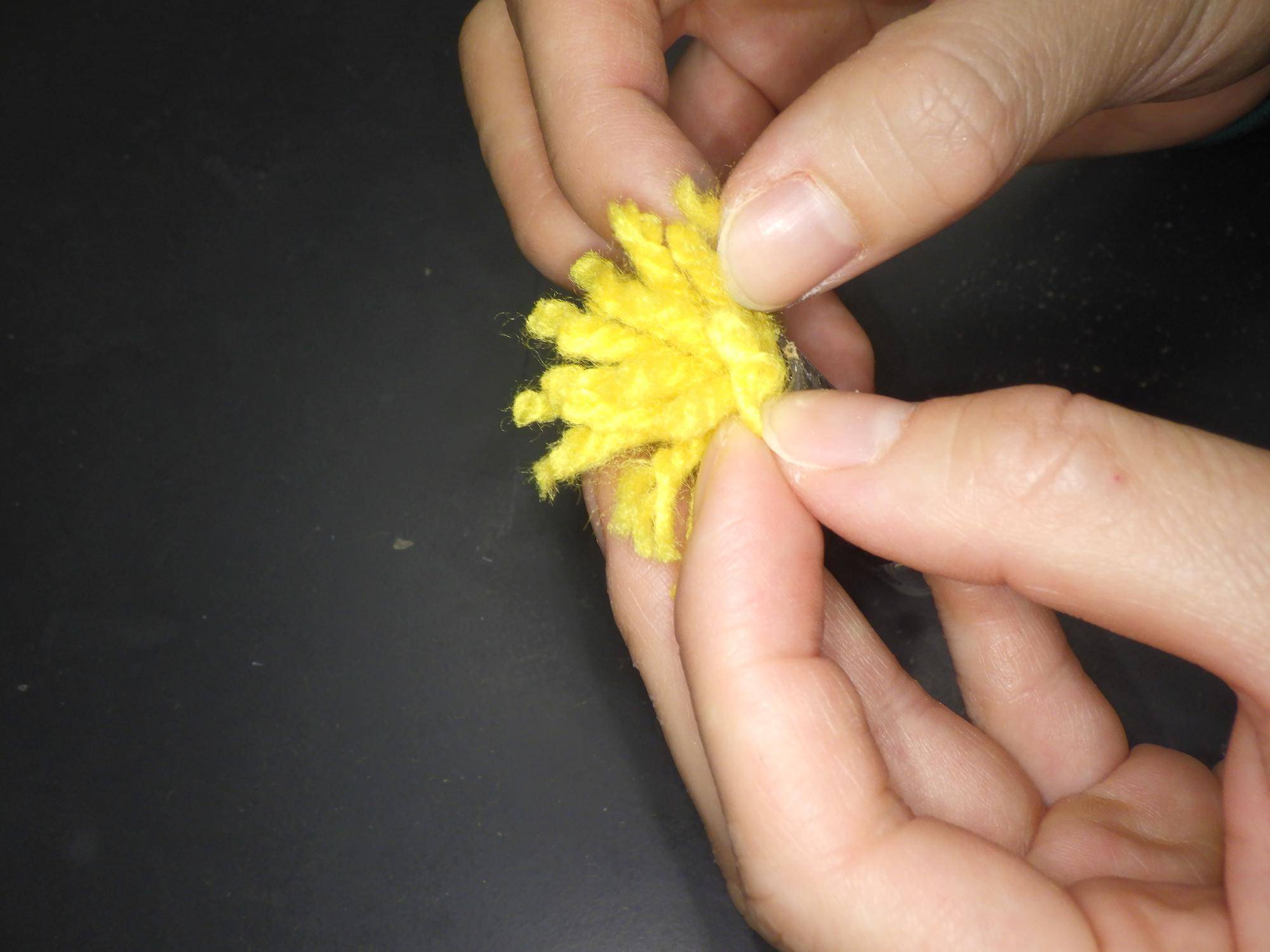 毛糸をほぐしているところ.jpg