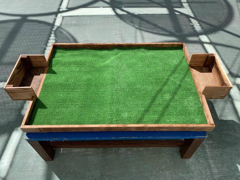 サッカー場のような台.jpg
