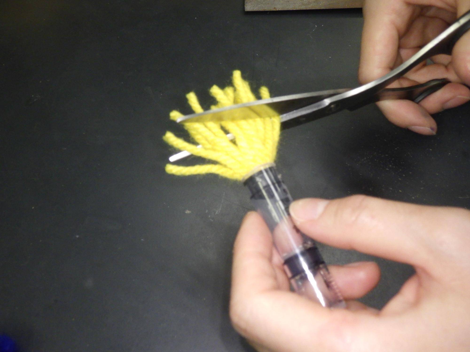 毛糸をカットしているところ.jpg