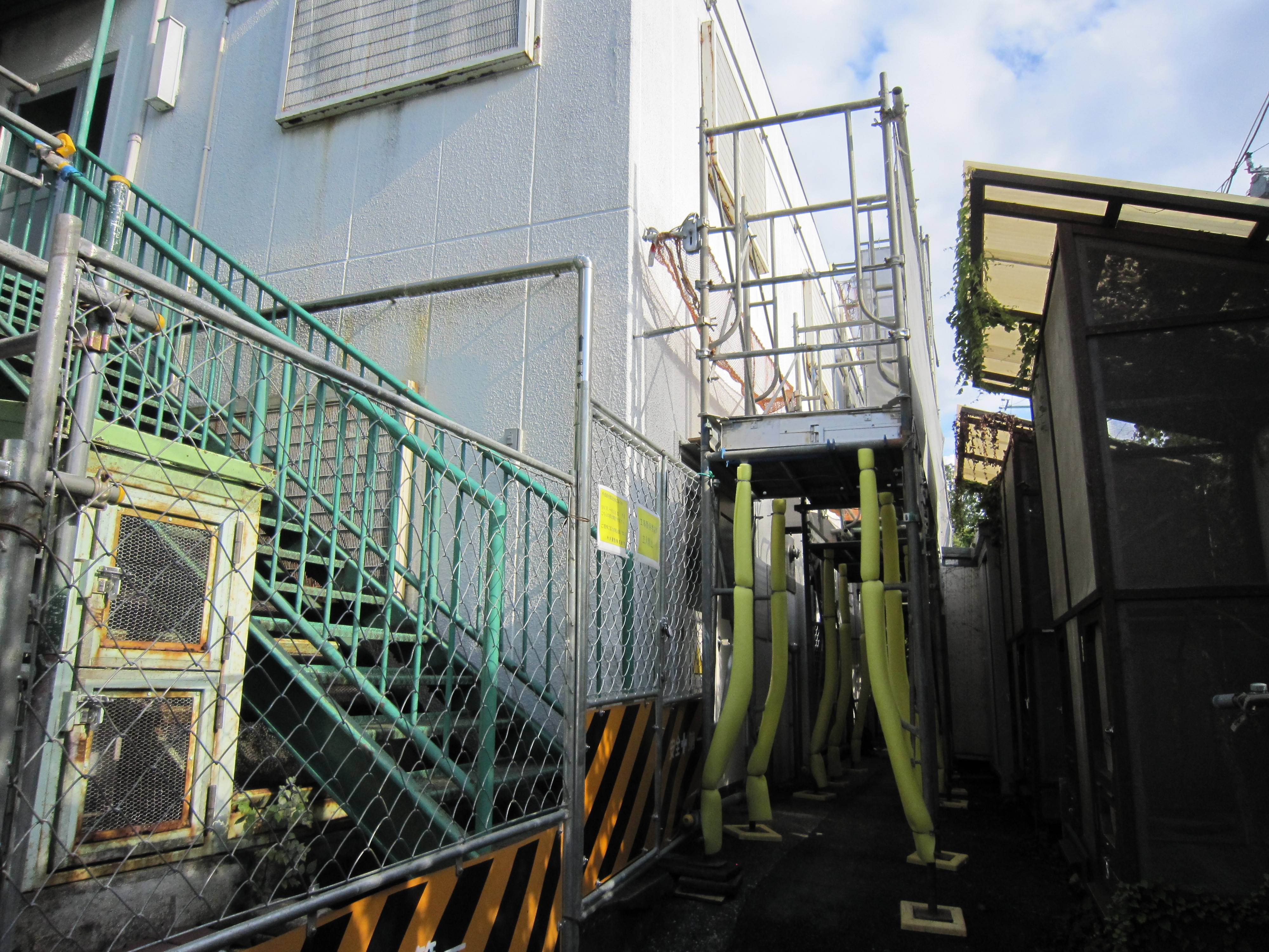 足場の組まれた病院.jpg