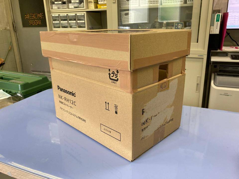 蓋つきの段ボール箱.jpg