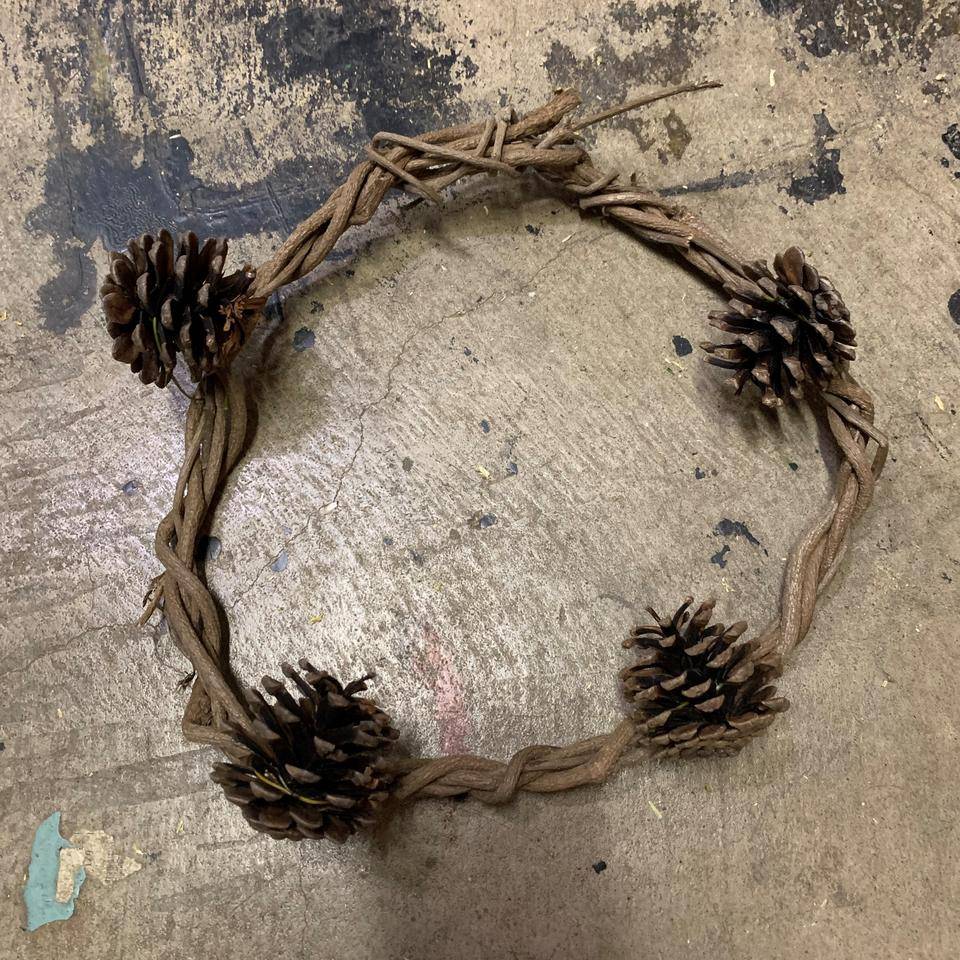 リースに松ぼっくりを装飾