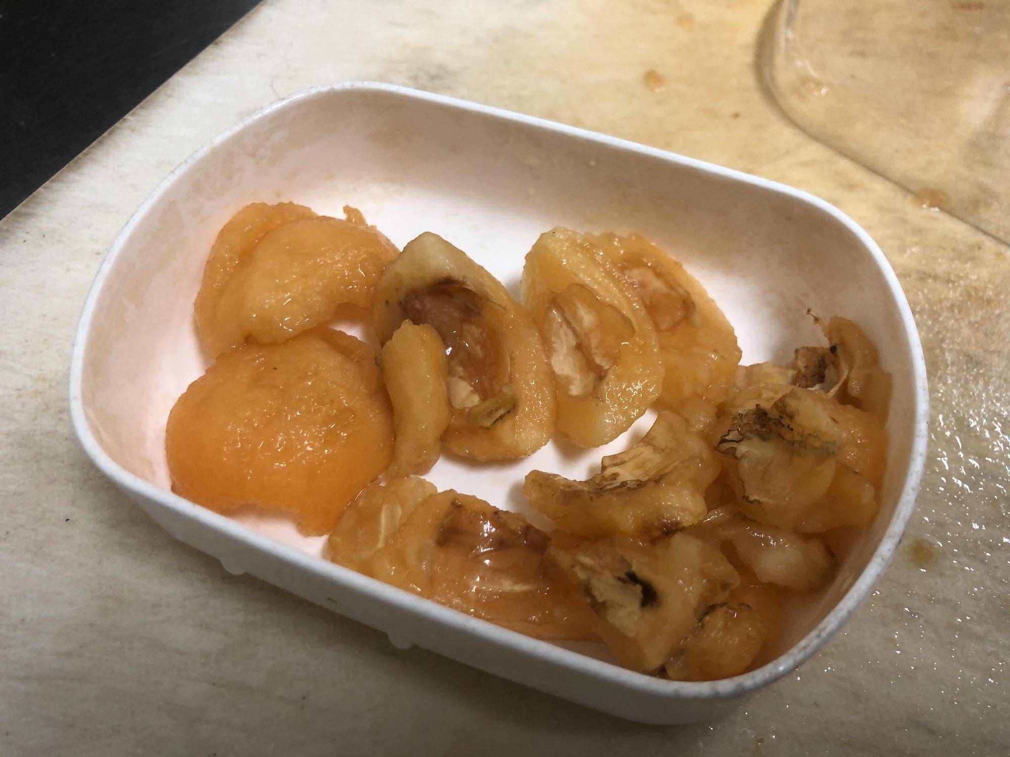 皮をむき、種を取り除いたビワ3.jpg