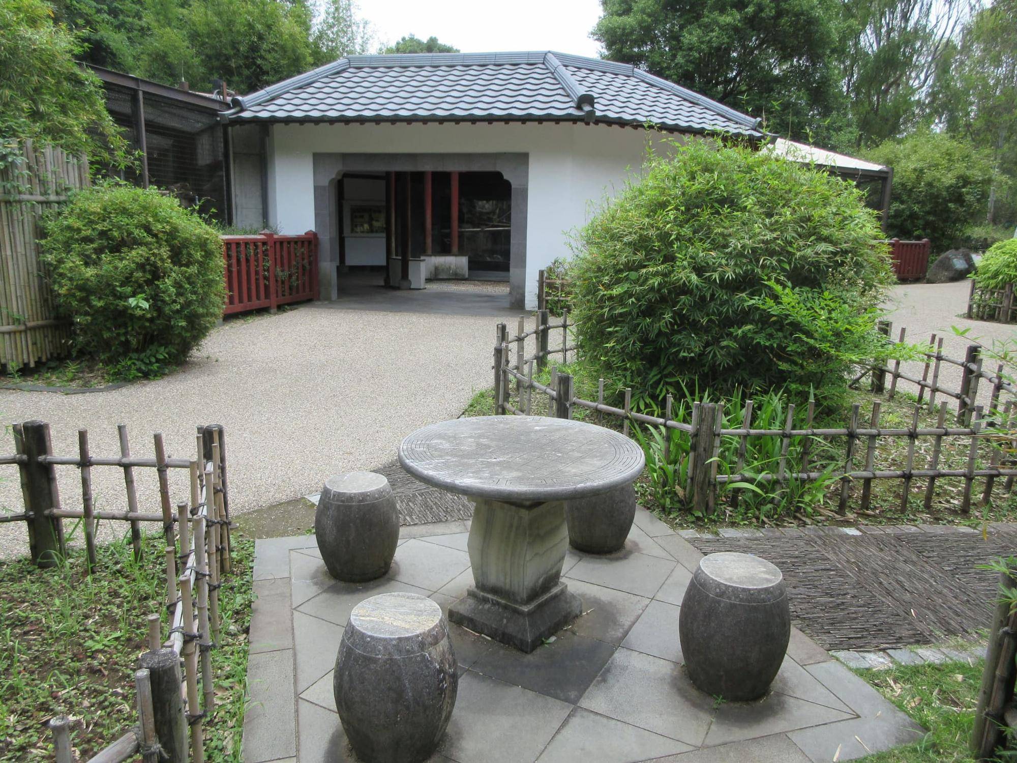 将棋卓と中国華南地方の民家を模したビューポイント.jpg