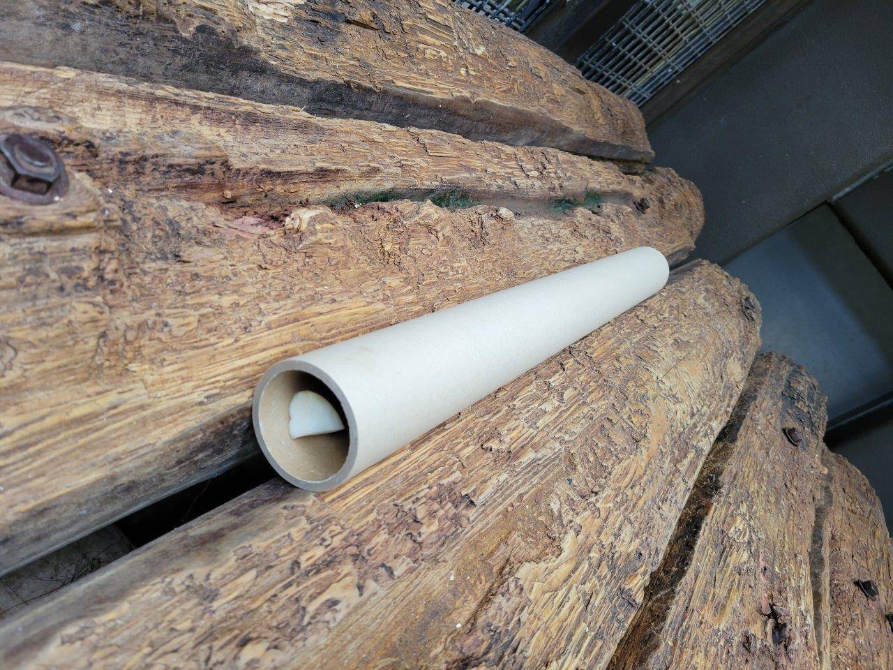 筒の中に餌を入れて寝台上に置きました②