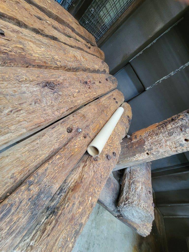 餌を入れて寝台上に置かれた筒