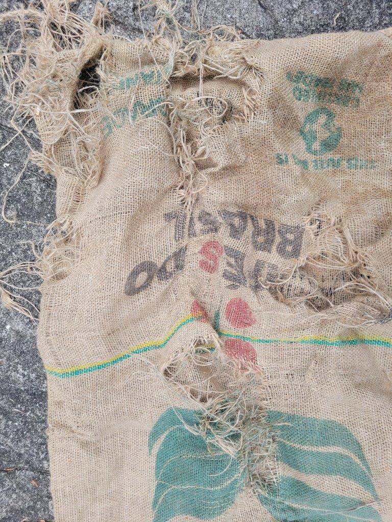 穴が多数空いてしまった麻袋