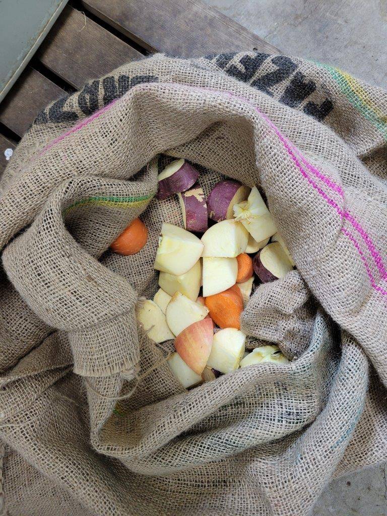 新しい麻袋の中に入れられた餌