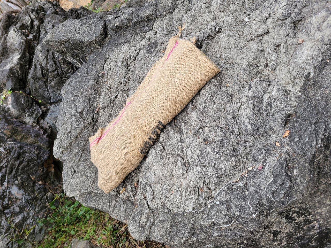 展示場に置かれた餌入りに麻袋