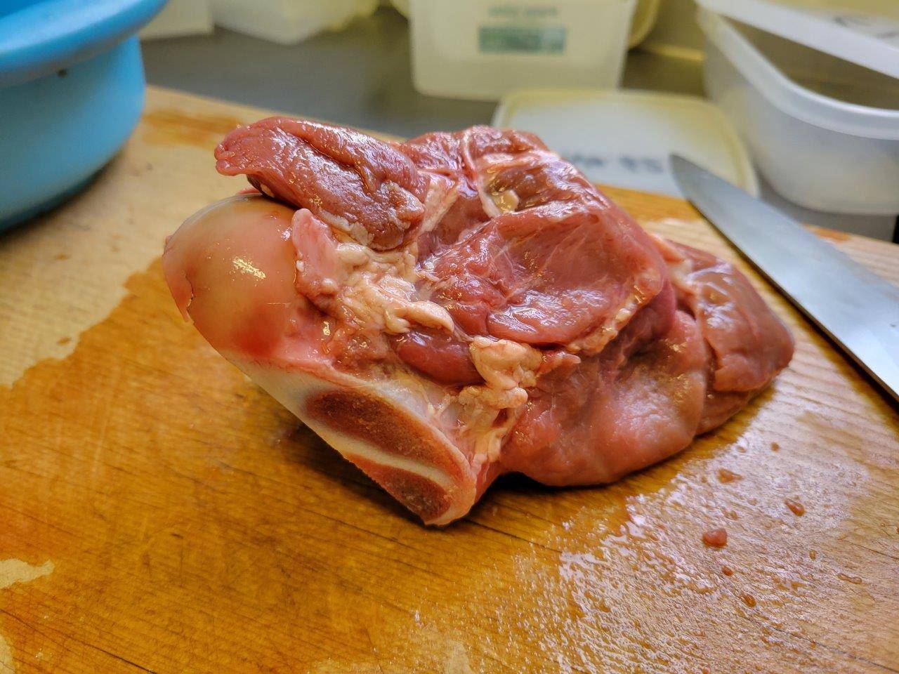 子牛の骨付き肉