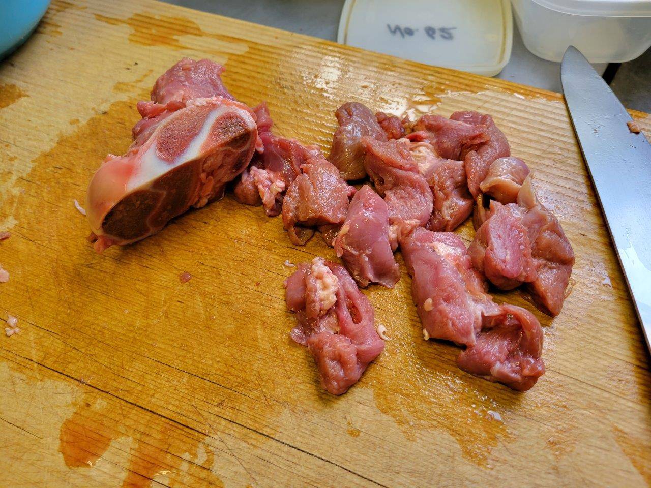 骨から肉を削ぎ落し、細かくした肉と骨