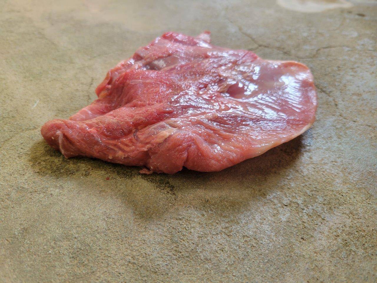 与える前の骨付き肉①