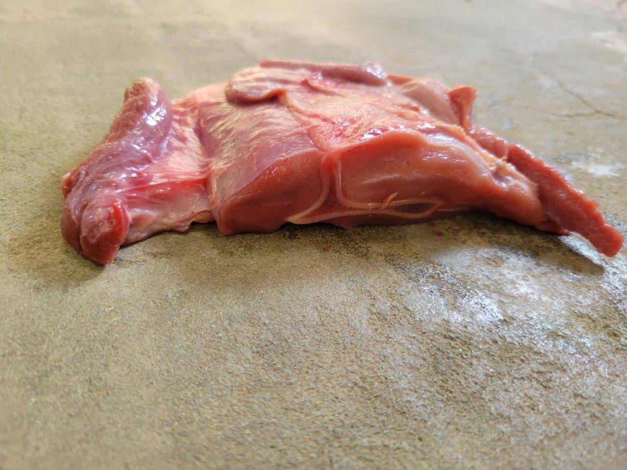 与える前の骨付き肉③