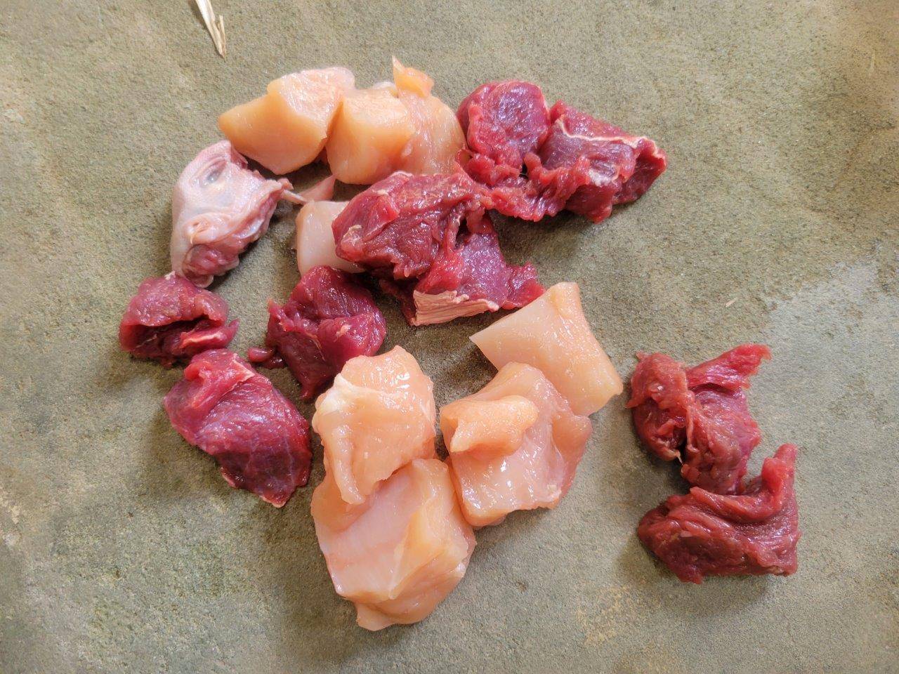 約2㎝角に切られた馬肉と鶏肉