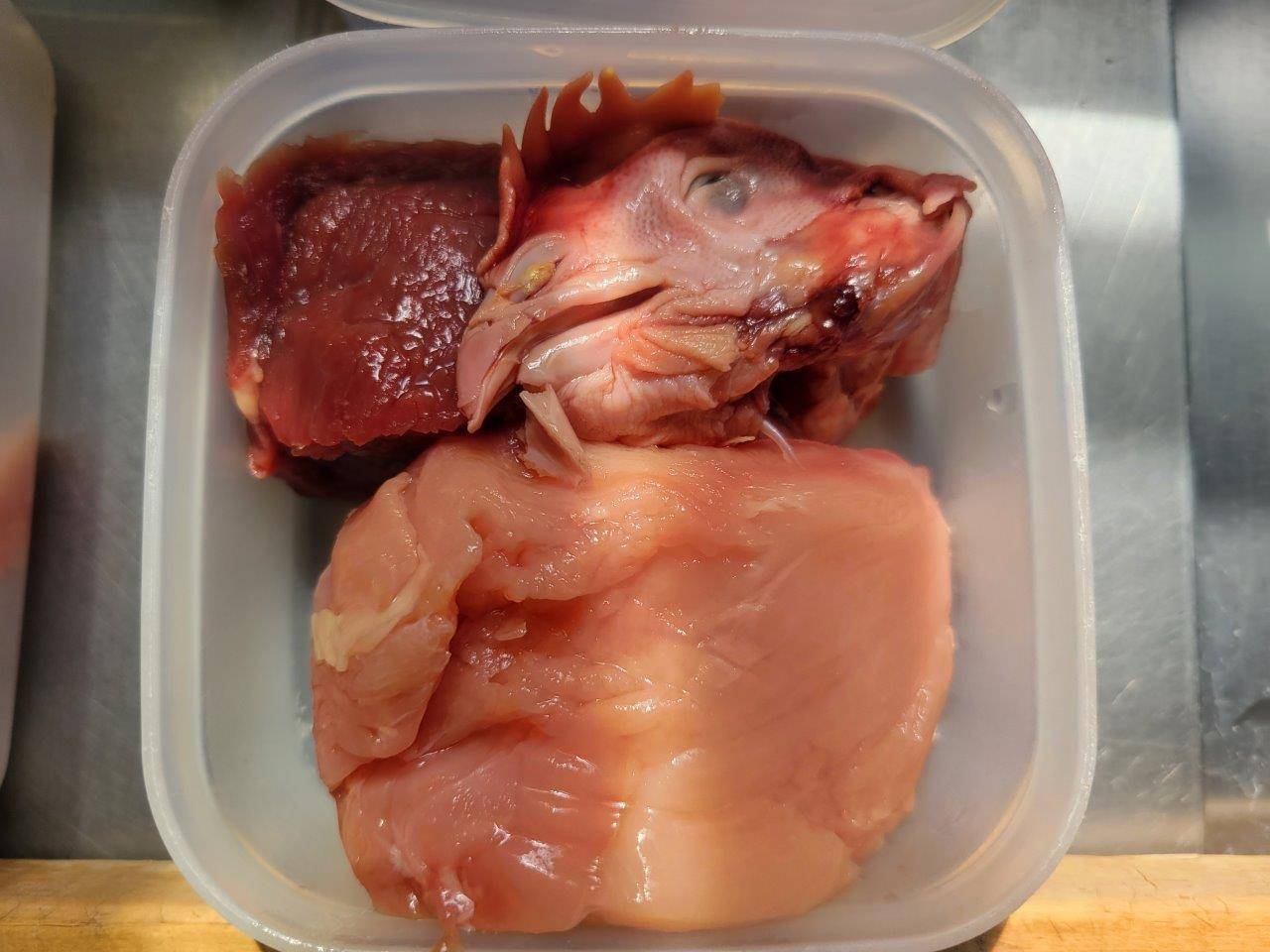 大きめに切られた馬肉と鶏肉と１個丸々の鶏頭