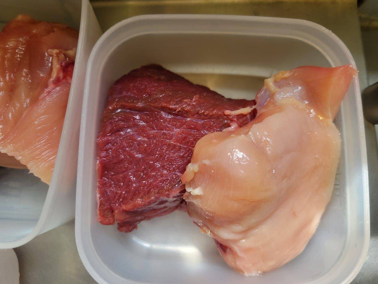 大きめに切られた馬肉と鶏肉