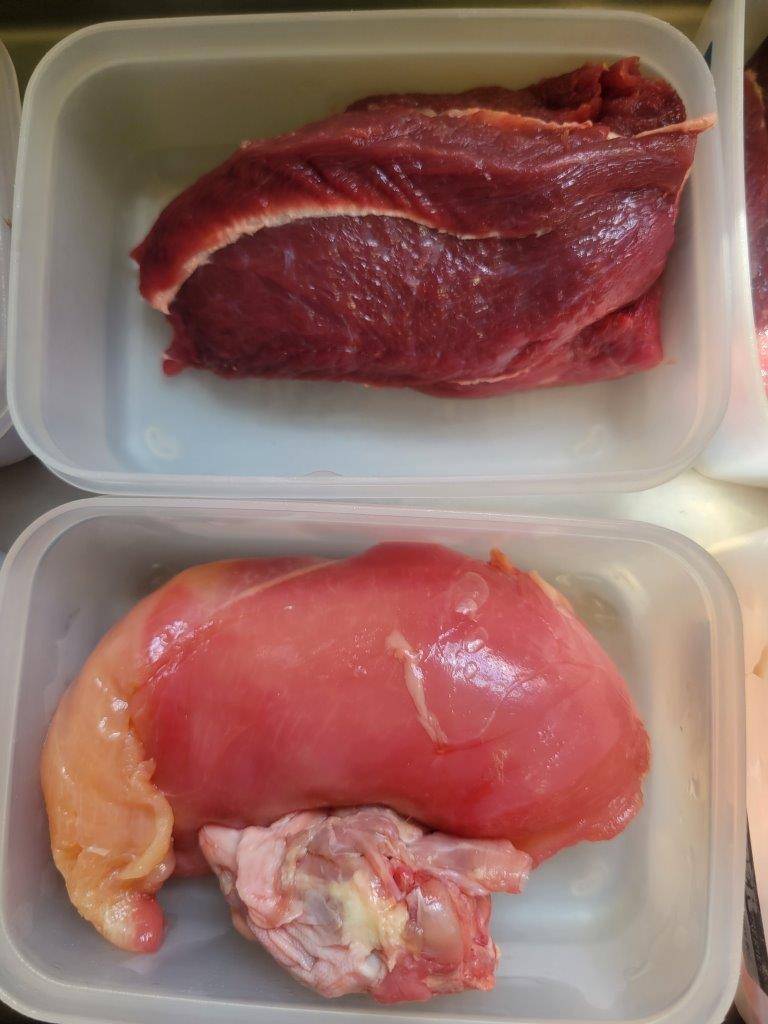 1日量を、それぞれ1回に纏めたヤブイヌの餌