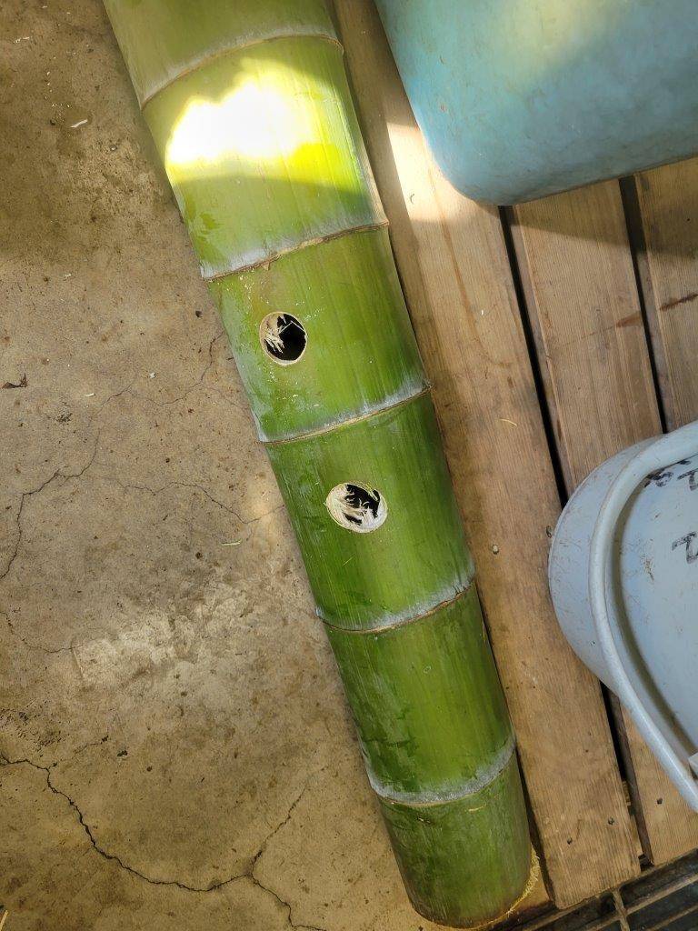 竹筒のサイドに穴を開けました