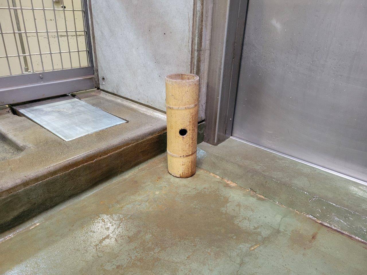 寝室内に置かれた竹筒フィーダー