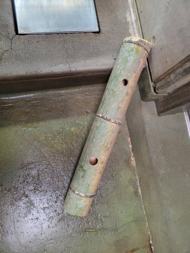 節を境に、上下2ヶ所が使える長めの竹筒フィーダー