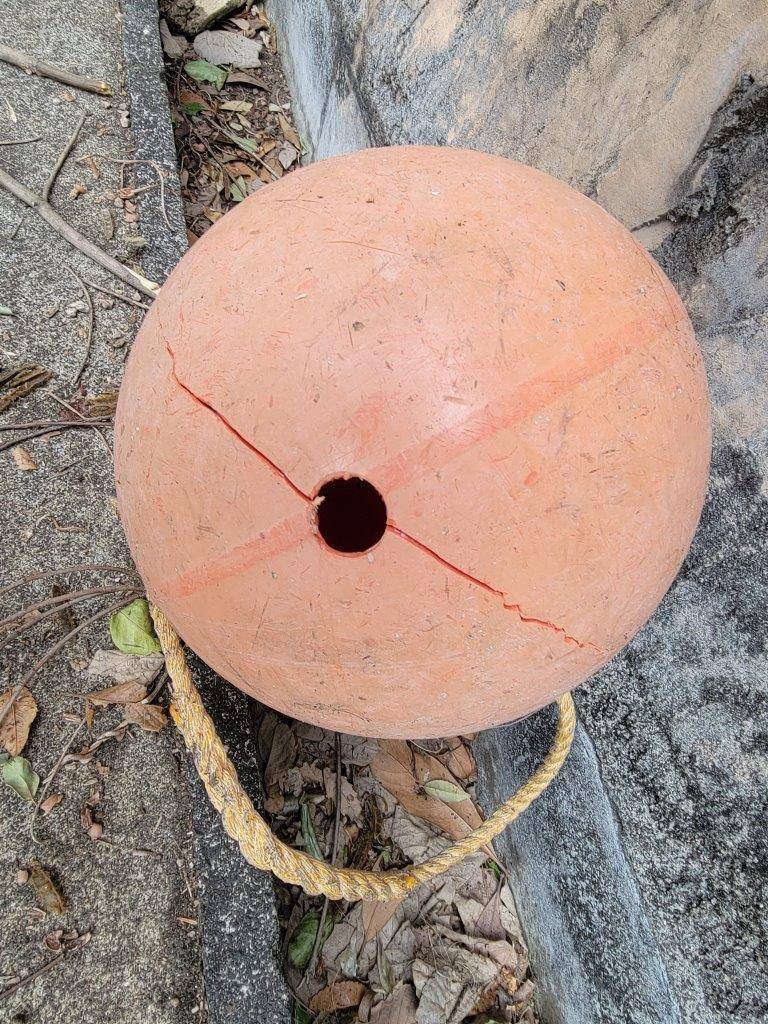 ヒビが入ったフロート