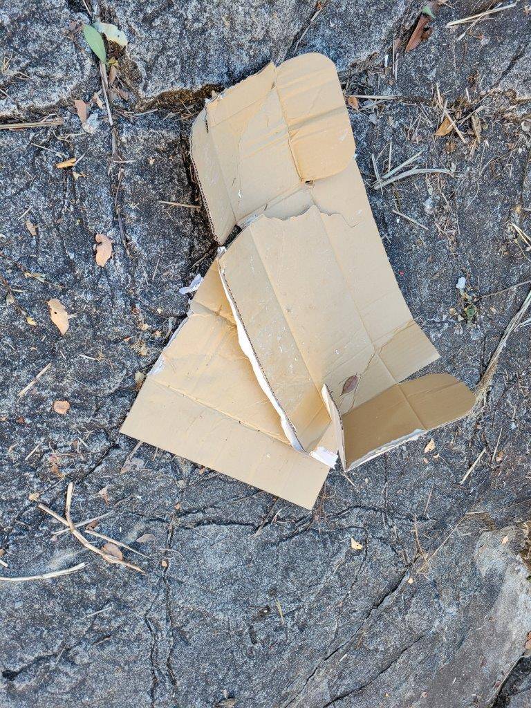破壊され、中身が無くなった段ボール箱
