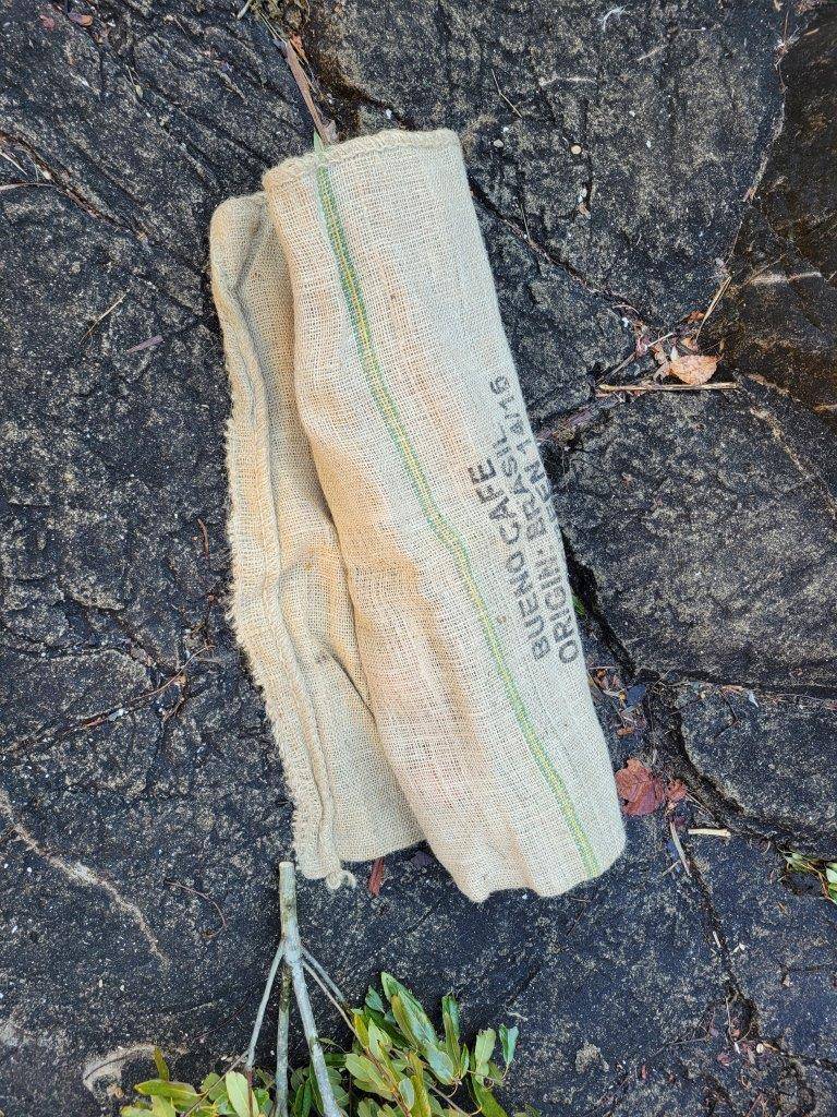 中の餌がカラスに取られないように丸めた麻袋