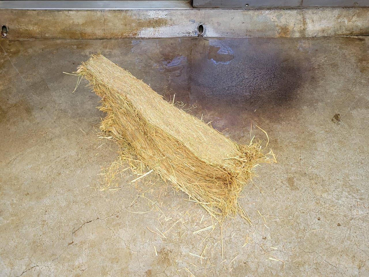 圧縮された乾牧草