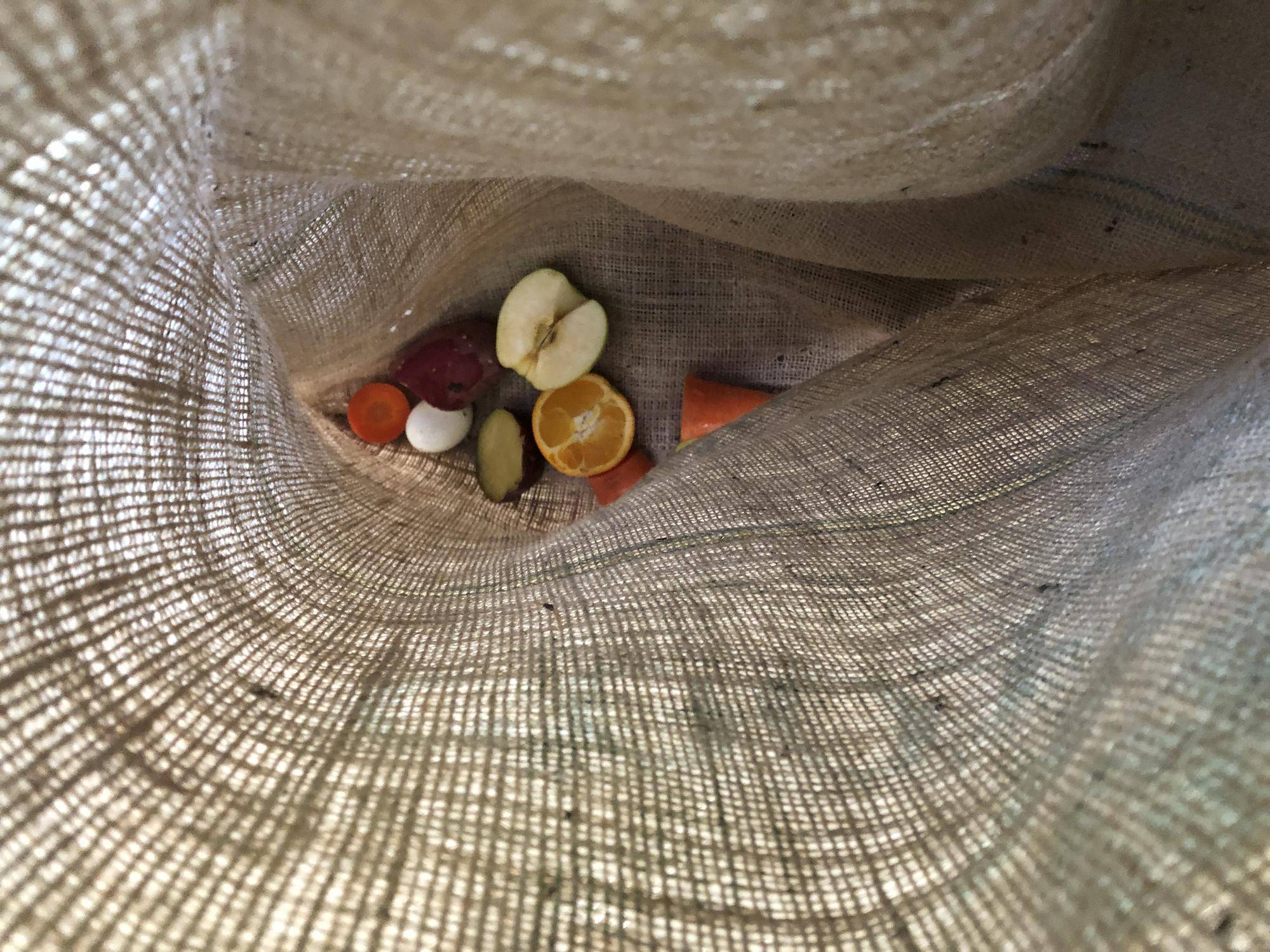 麻袋の中に餌2